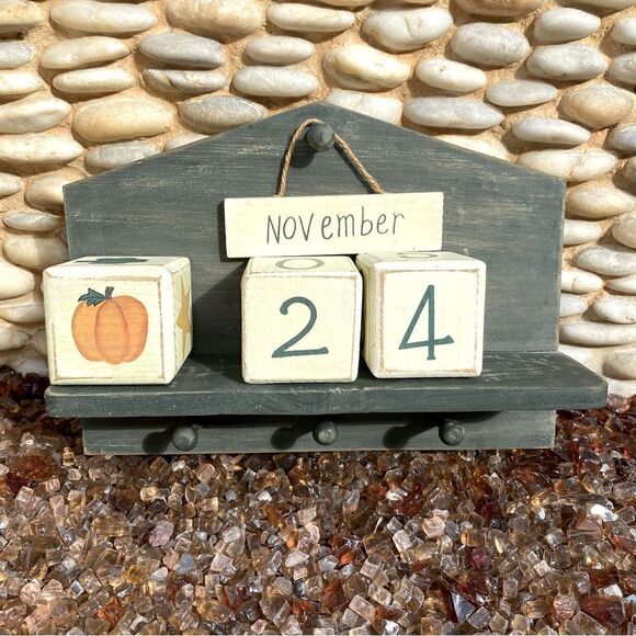 🏡HANGING WOODEN YEARLY WALL CALENDAR with decorative numbers and blocks. ECU! - Picture 3 of 10